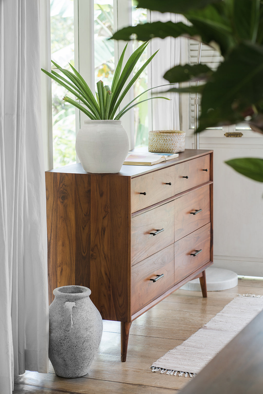 2 Rekomendasi Bufet Laci Kayu Jati untuk Hunian Anda