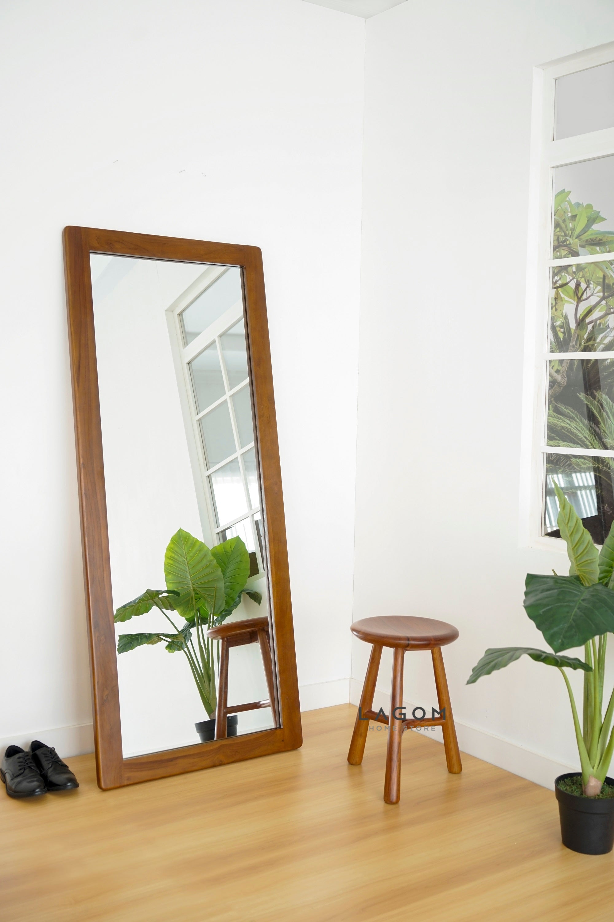 Kursi Cafe/Bar Kayu Jati Estetik dan Minimalis Bar Stool Lagom Home Store Jati Furnitur Teak Furniture Jakarta