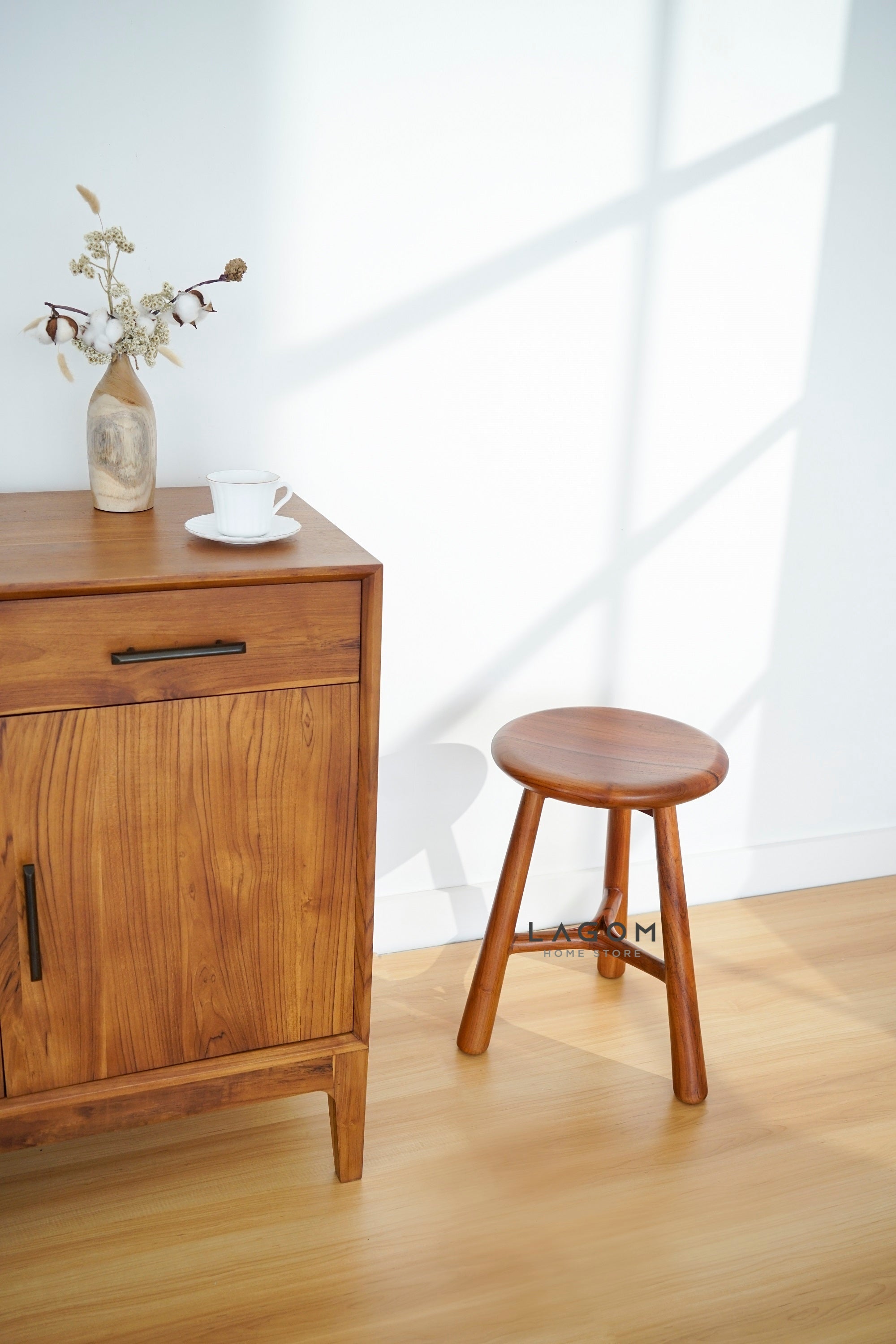 Kursi Cafe/Bar Kayu Jati Estetik dan Minimalis Bar Stool Lagom Home Store Jati Furnitur Teak Furniture Jakarta