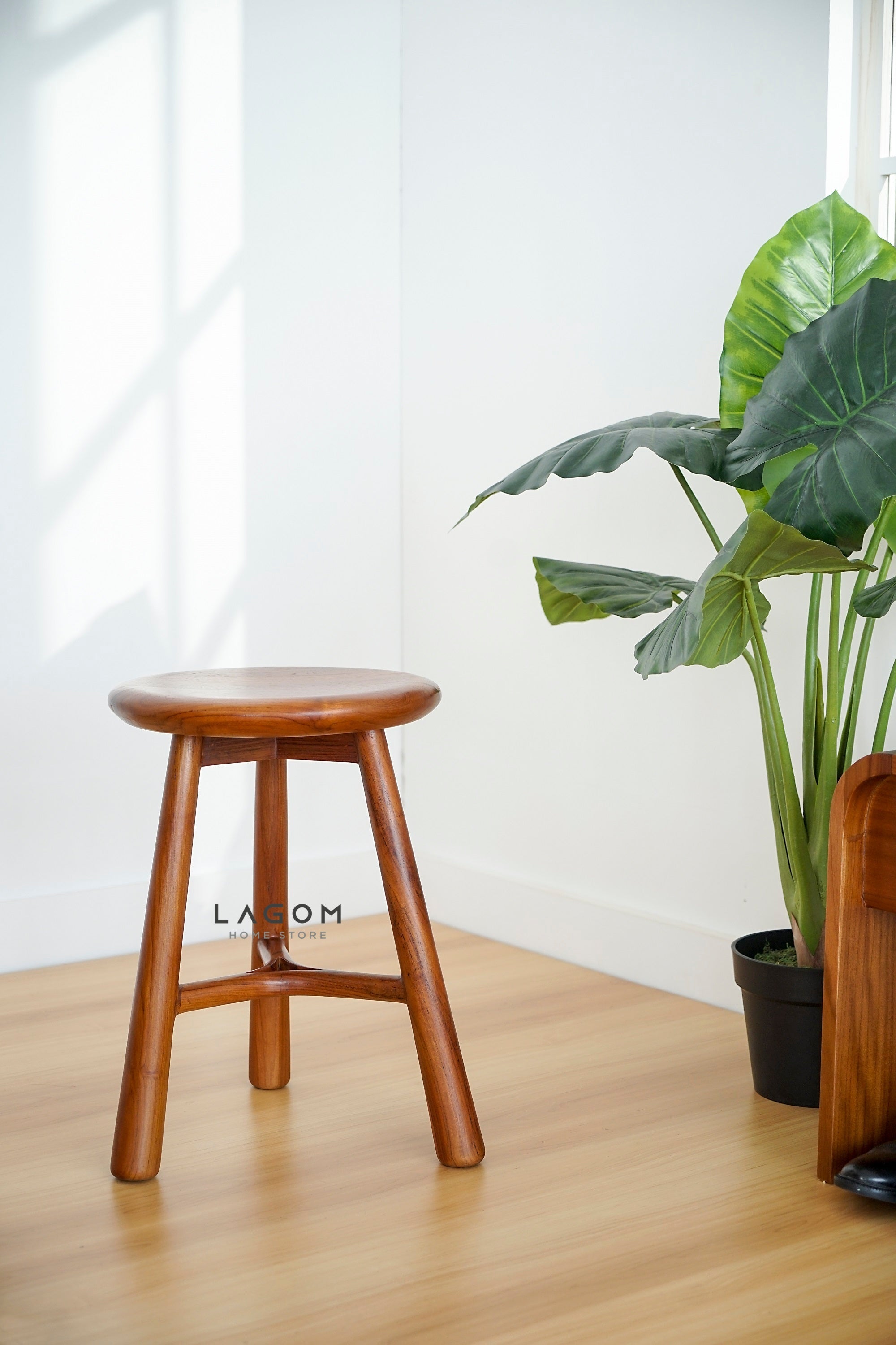 Kursi Cafe/Bar Kayu Jati Estetik dan Minimalis Bar Stool Lagom Home Store Jati Furnitur Teak Furniture Jakarta