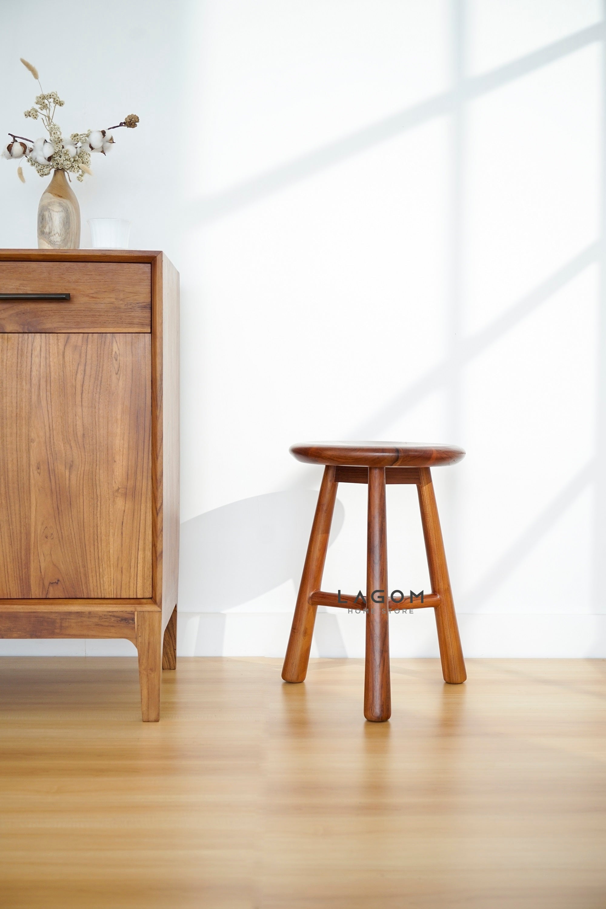 Kursi Cafe/Bar Kayu Jati Estetik dan Minimalis Bar Stool Lagom Home Store Jati Furnitur Teak Furniture Jakarta