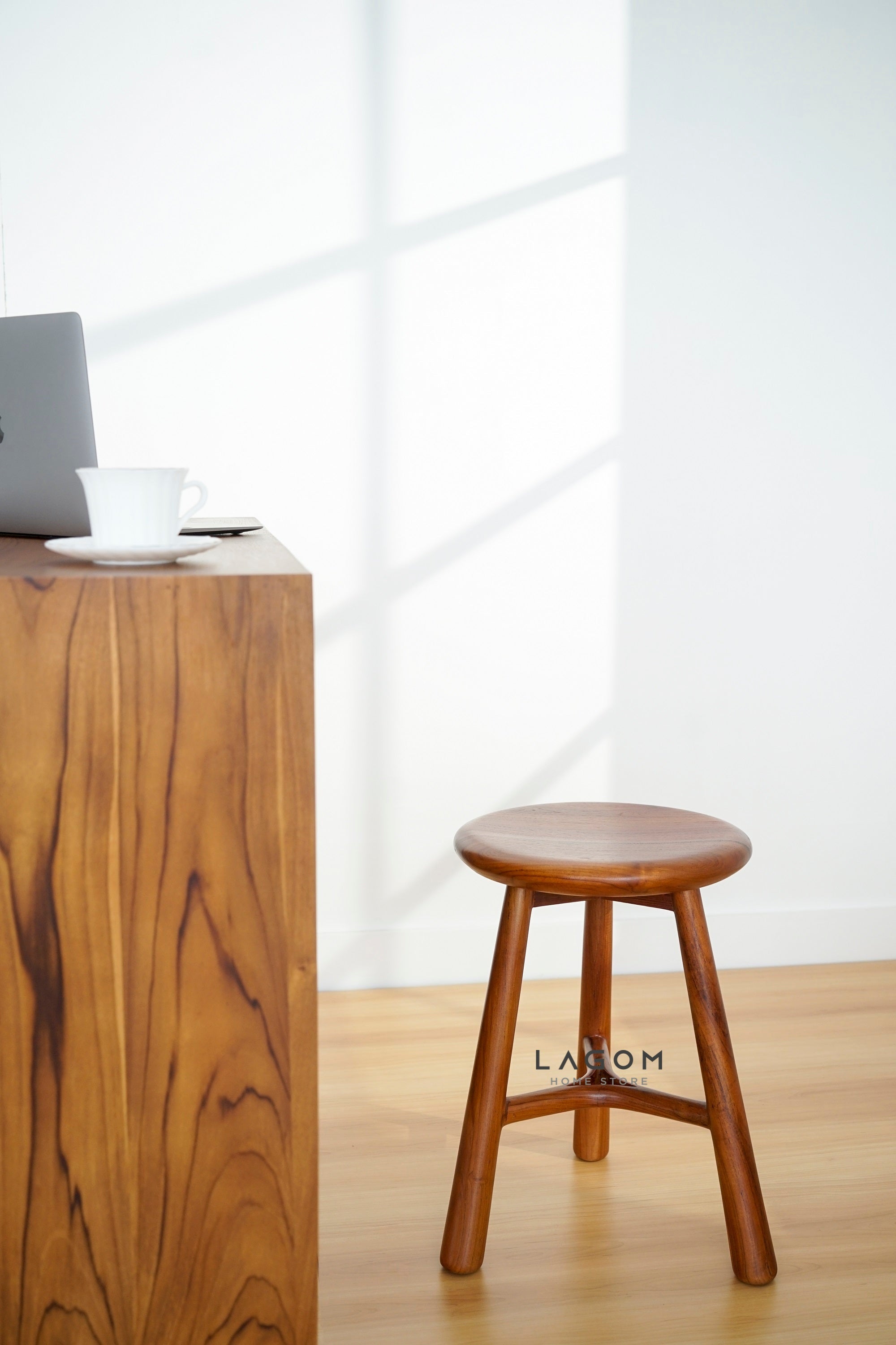 Kursi Cafe/Bar Kayu Jati Estetik dan Minimalis Bar Stool Lagom Home Store Jati Furnitur Teak Furniture Jakarta