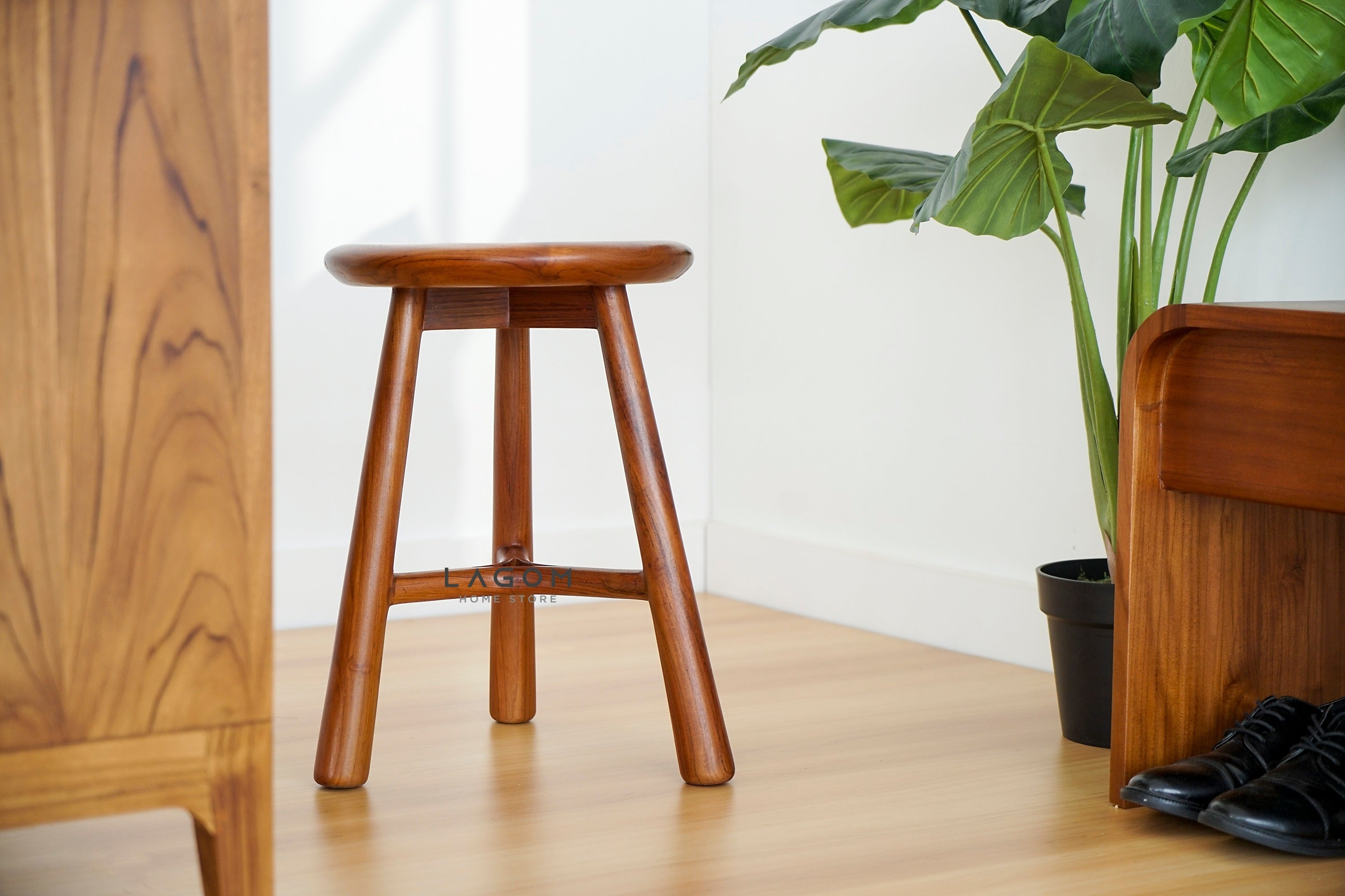 Kursi Cafe/Bar Kayu Jati Estetik dan Minimalis Bar Stool Lagom Home Store Jati Furnitur Teak Furniture Jakarta