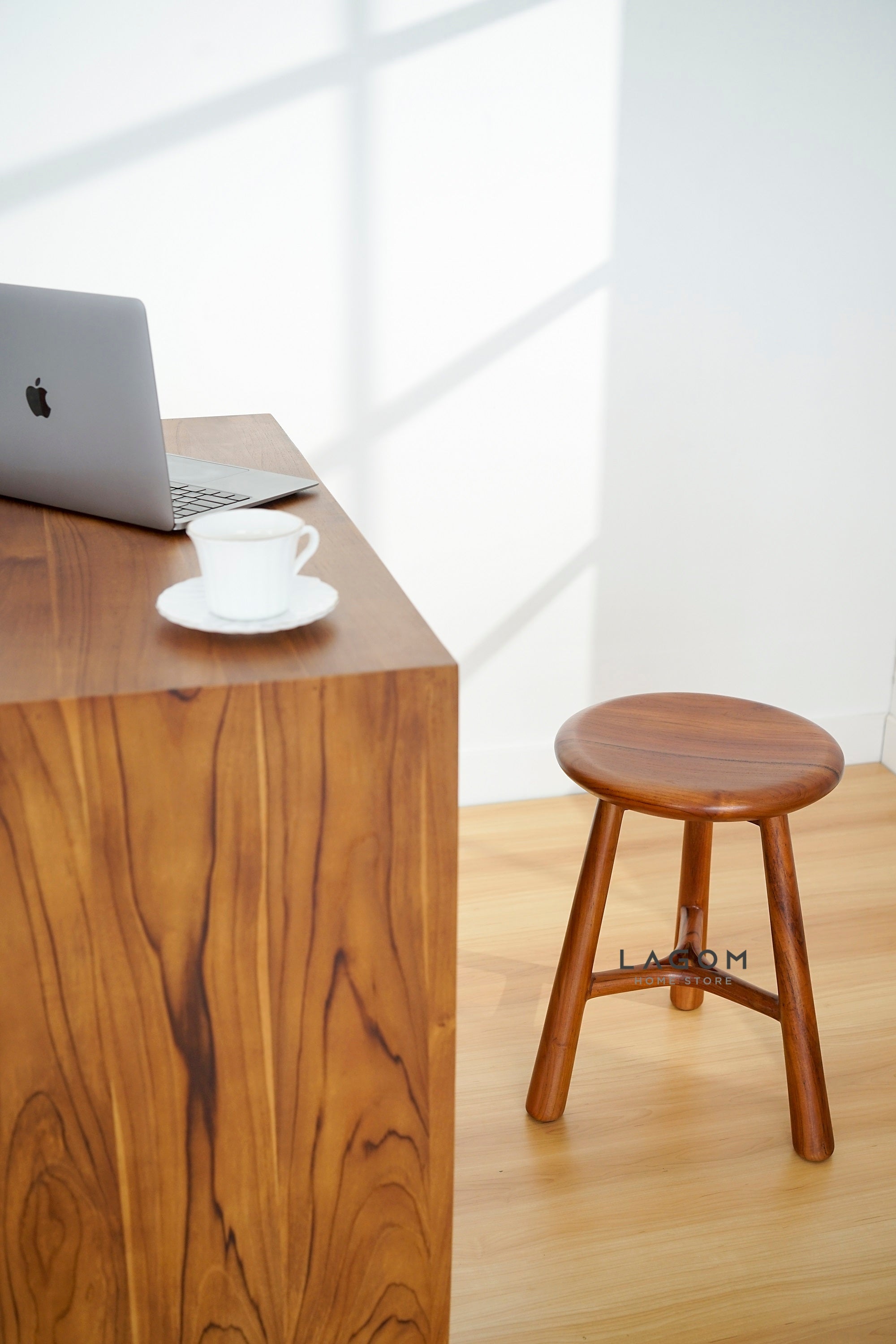 Kursi Cafe/Bar Kayu Jati Estetik dan Minimalis Bar Stool Lagom Home Store Jati Furnitur Teak Furniture Jakarta