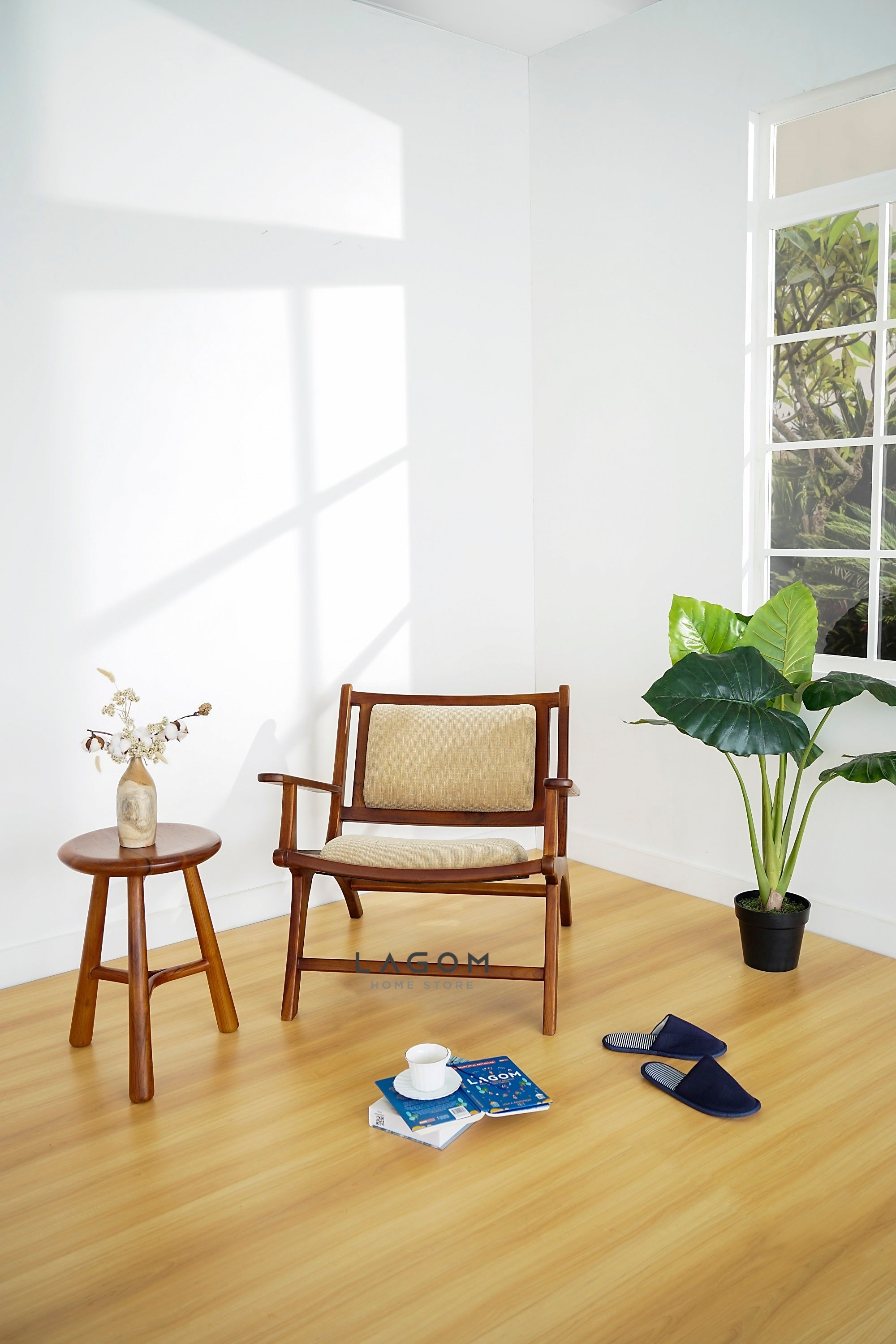 Kursi Santai Kayu Jati dengan Cushion Premium Chair Lagom Home Store Jati Furnitur Teak Furniture Jakarta