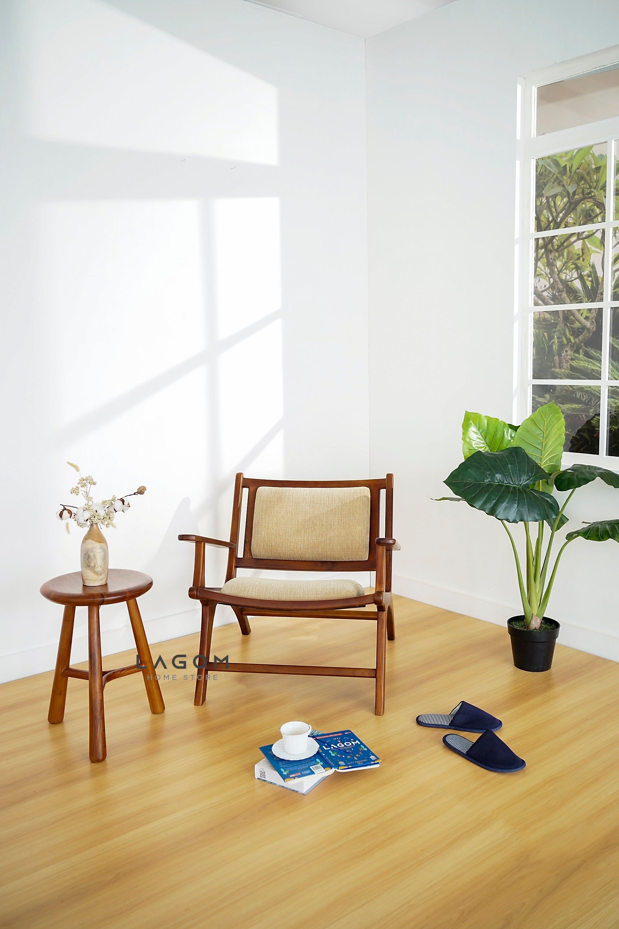 Kursi Santai Kayu Jati dengan Cushion Premium Chair Lagom Home Store Jati Furnitur Teak Furniture Jakarta