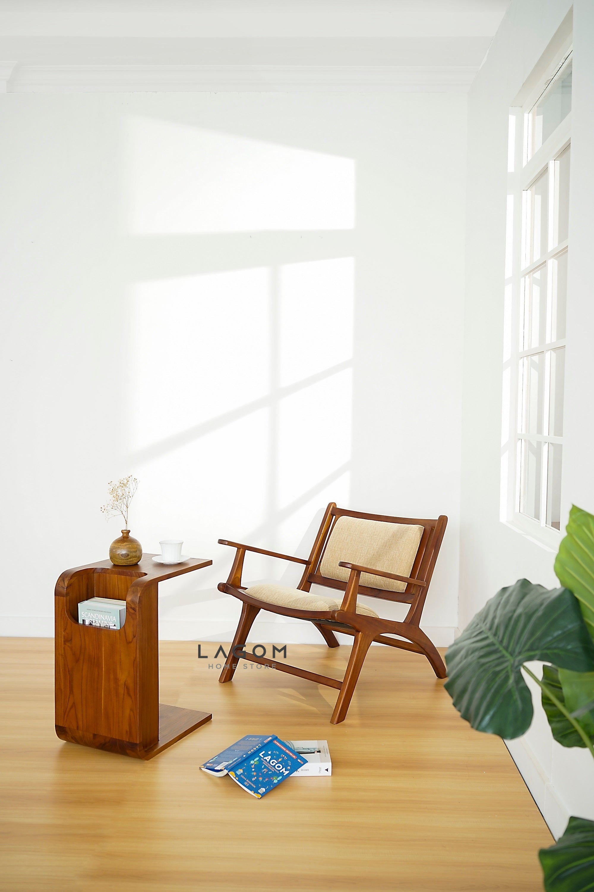Kursi Santai Kayu Jati dengan Cushion Premium Chair Lagom Home Store Jati Furnitur Teak Furniture Jakarta