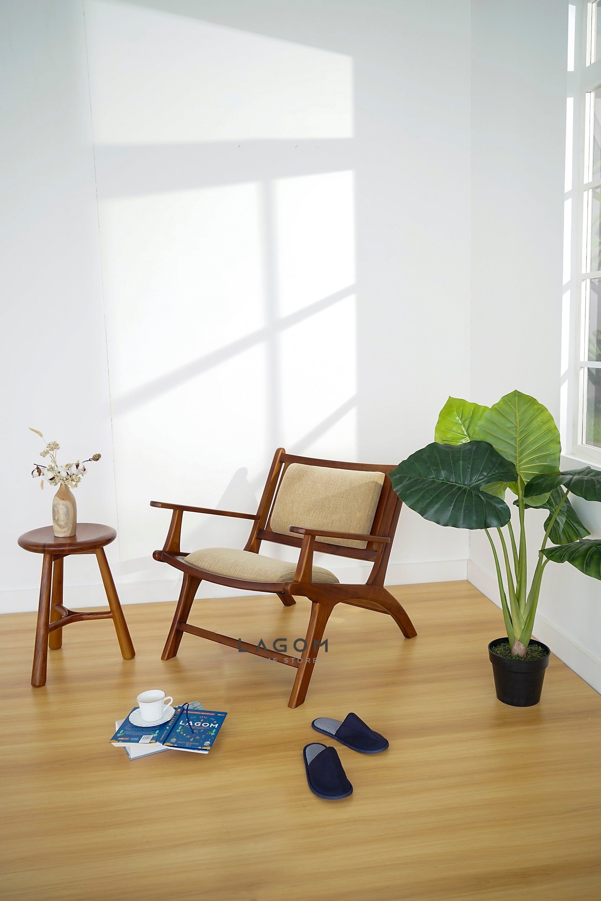 Kursi Santai Kayu Jati dengan Cushion Premium Chair Lagom Home Store Jati Furnitur Teak Furniture Jakarta