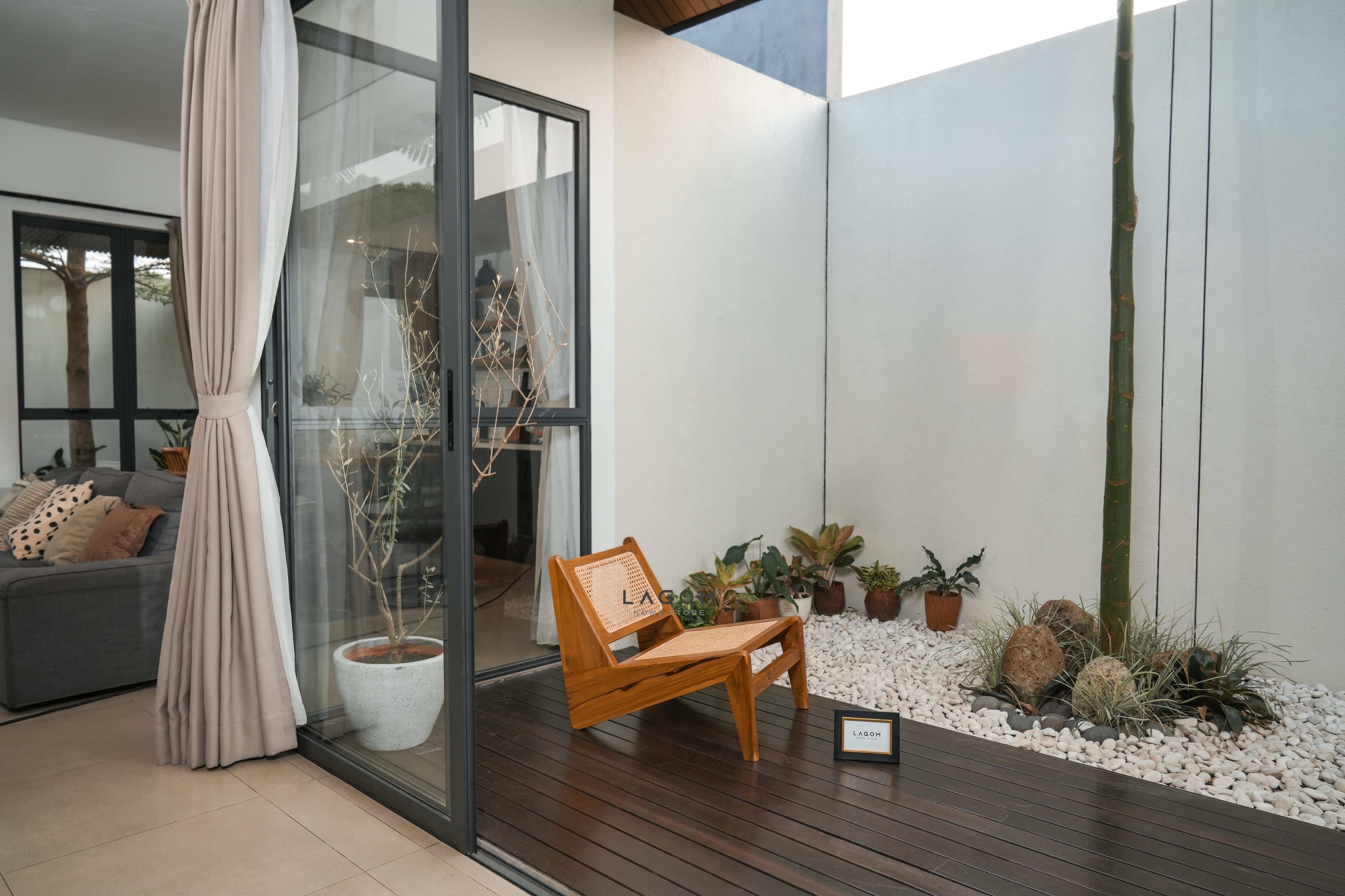 Kursi Santai Unik Indoor/Semi-Outdoor dari Rotan dan Kayu Jati Chair Lagom Home Store Jati Furnitur Teak Furniture Jakarta