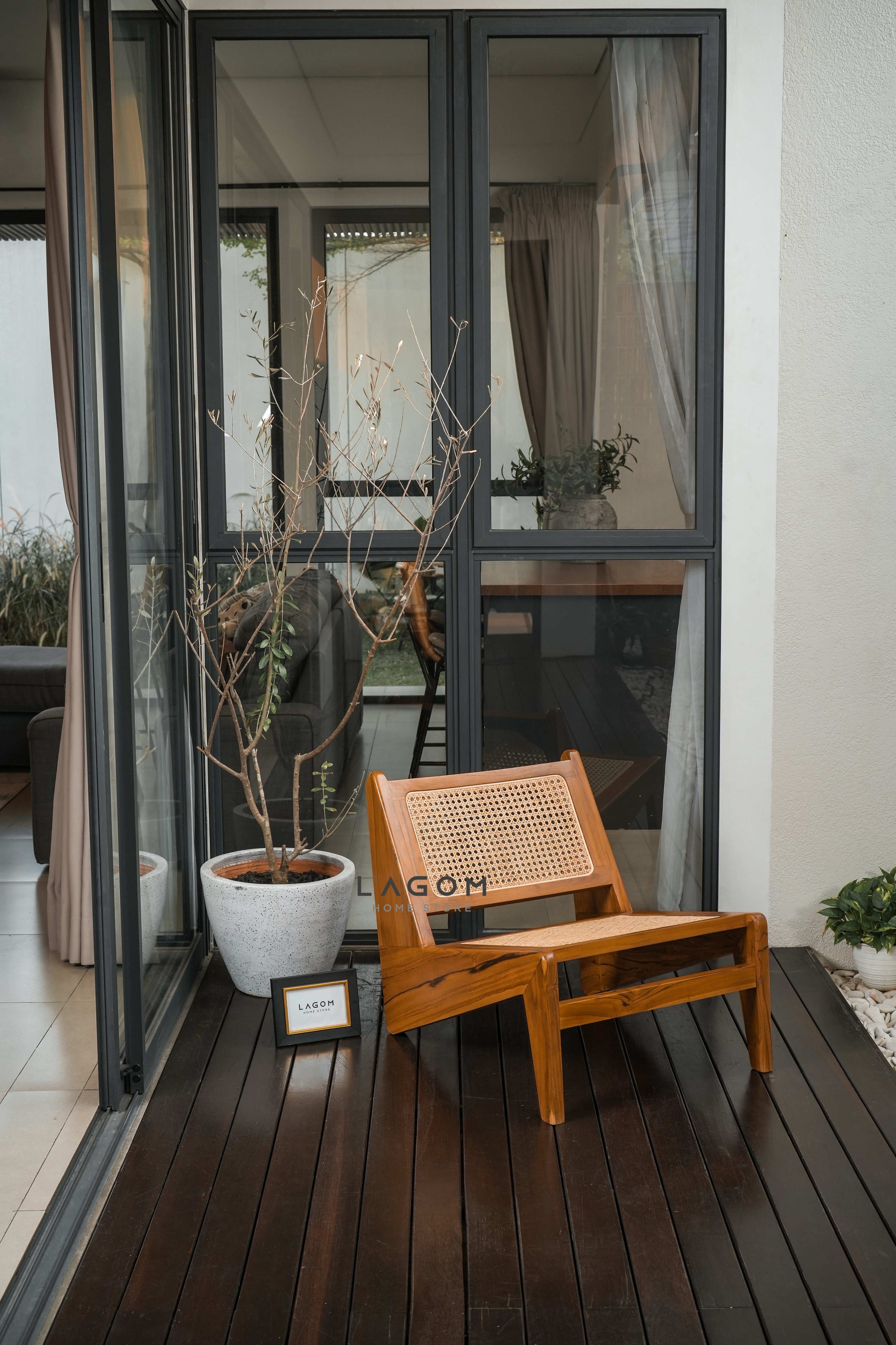 Kursi Santai Unik Indoor/Semi-Outdoor dari Rotan dan Kayu Jati Chair Lagom Home Store Jati Furnitur Teak Furniture Jakarta