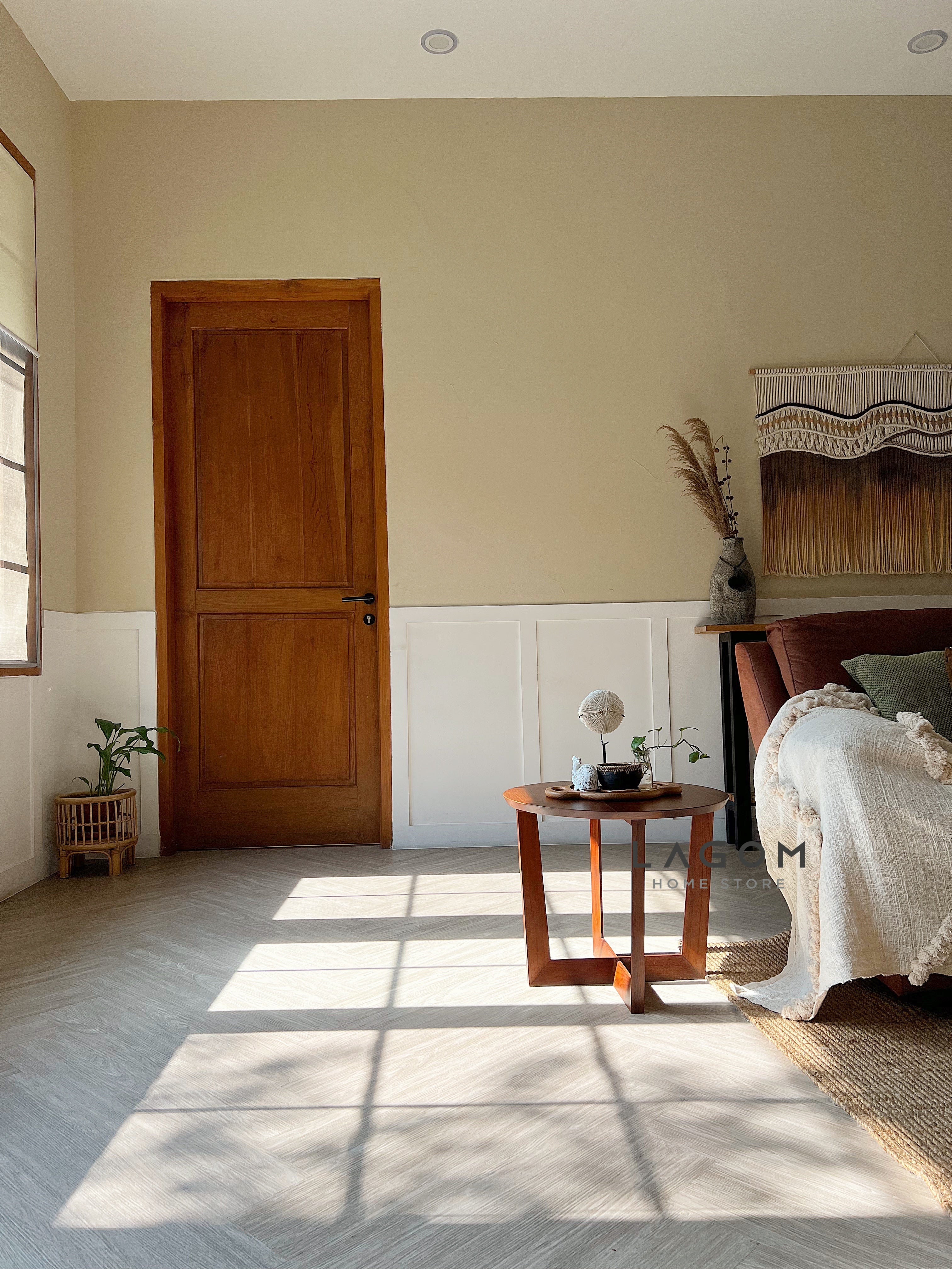 Meja Samping Bulat dengan Kaki Unik Material Kayu Jati Solid Side Table Lagom Home Store Jati Furnitur Teak Furniture Jakarta