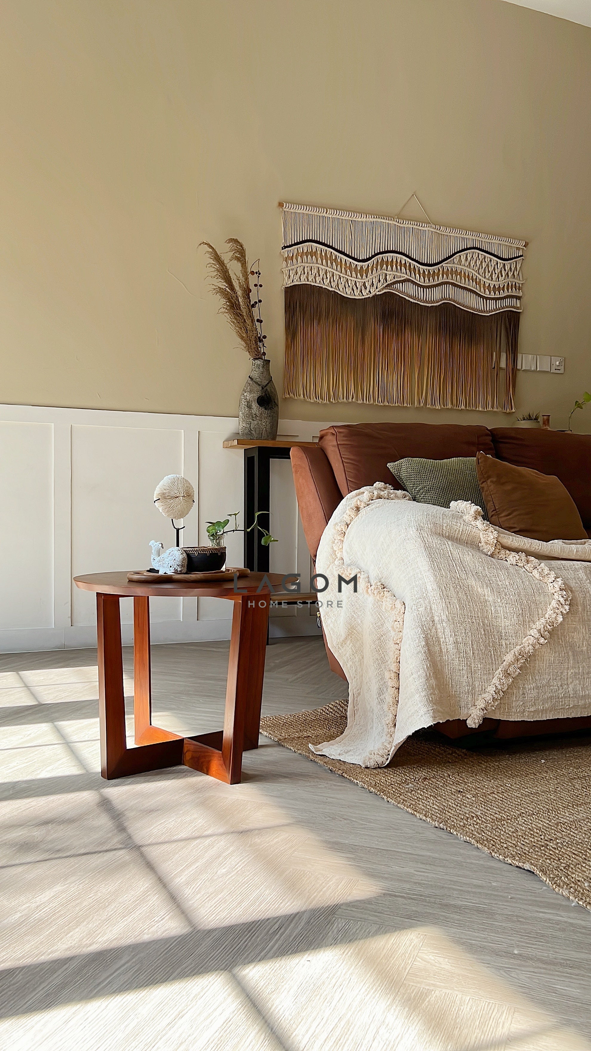 Meja Samping Bulat dengan Kaki Unik Material Kayu Jati Solid Side Table Lagom Home Store Jati Furnitur Teak Furniture Jakarta