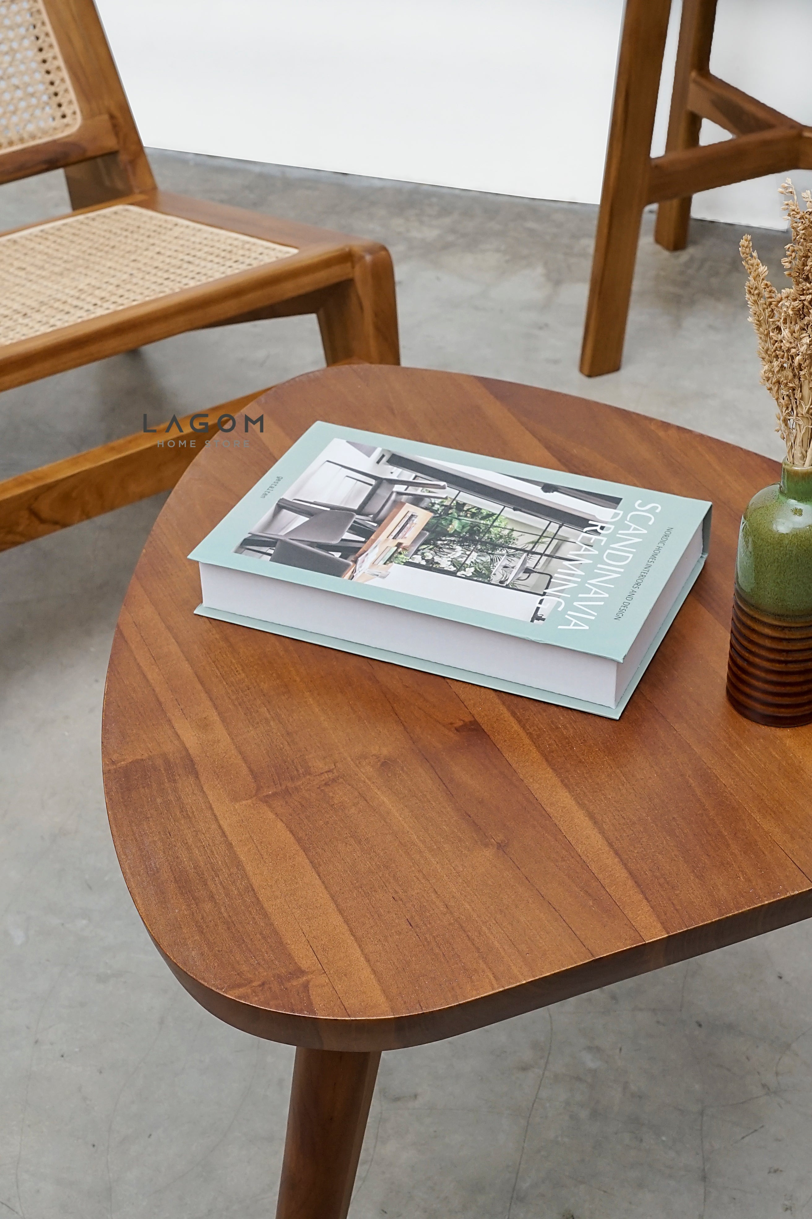 Meja Samping Kopi Bentuk Segitiga dari Kayu Jati Solid Coffee Table Lagom Home Store Jati Furnitur Teak Furniture Jakarta