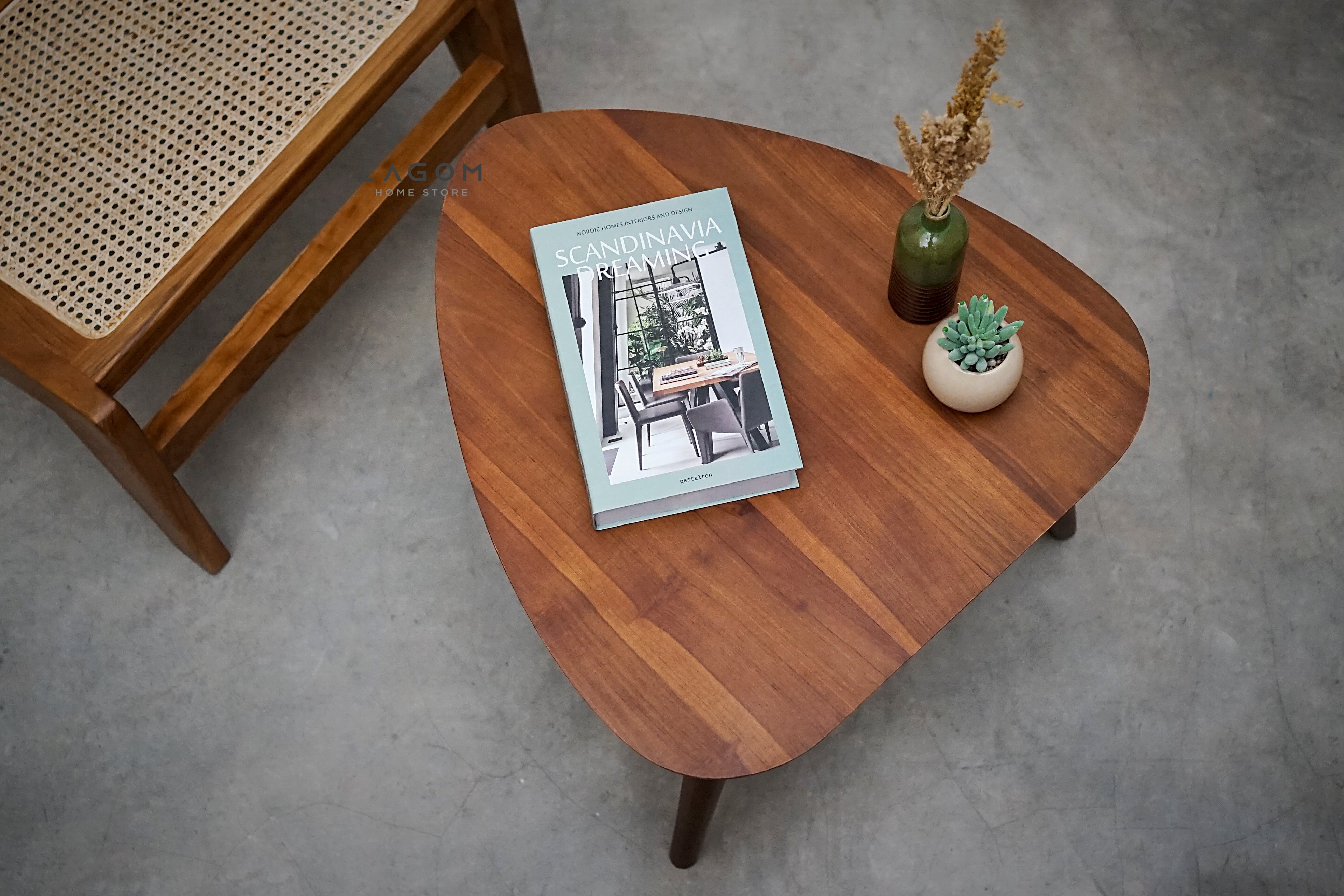 Meja Samping Kopi Bentuk Segitiga dari Kayu Jati Solid Coffee Table Lagom Home Store Jati Furnitur Teak Furniture Jakarta