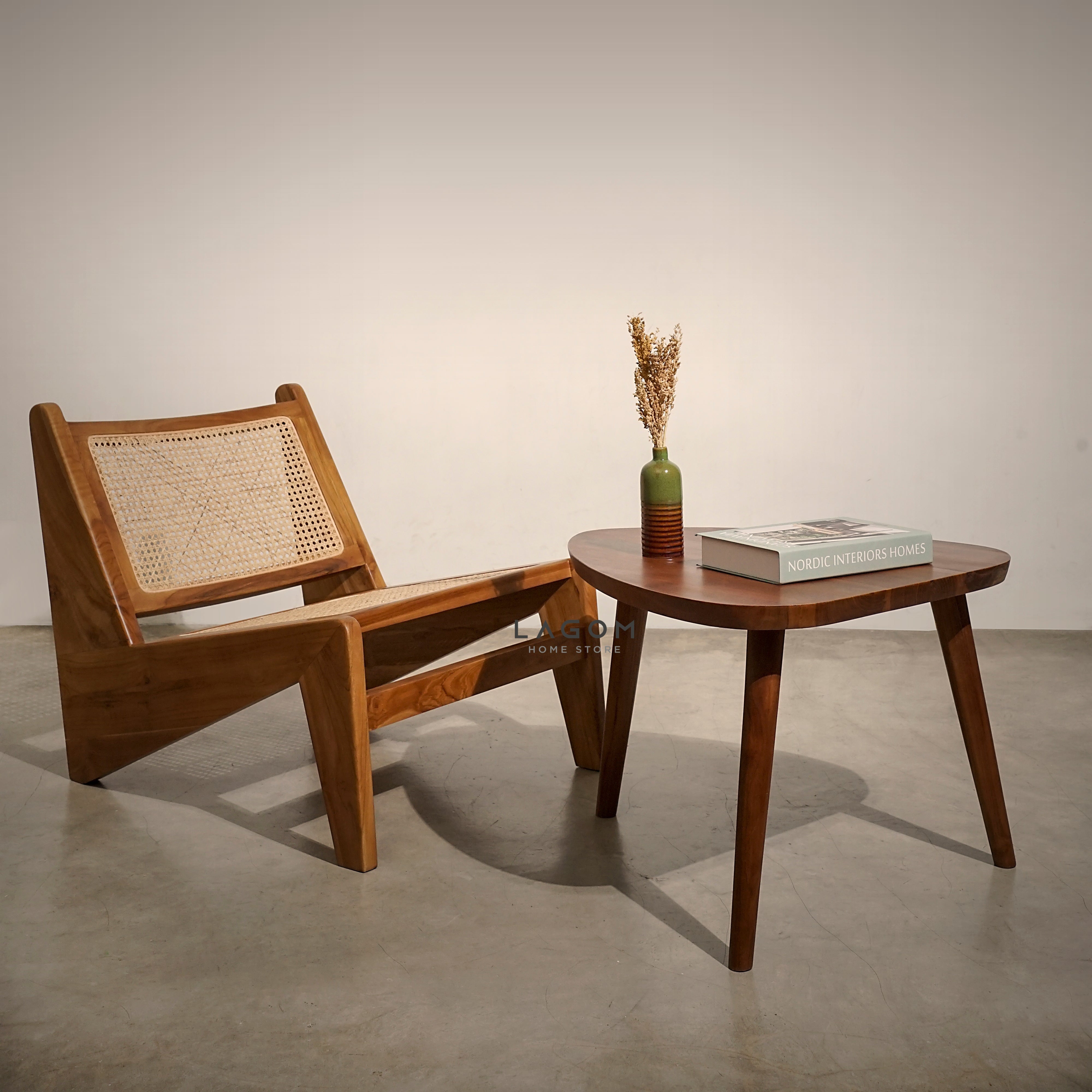 Meja Samping Kopi Bentuk Segitiga dari Kayu Jati Solid Coffee Table Lagom Home Store Jati Furnitur Teak Furniture Jakarta