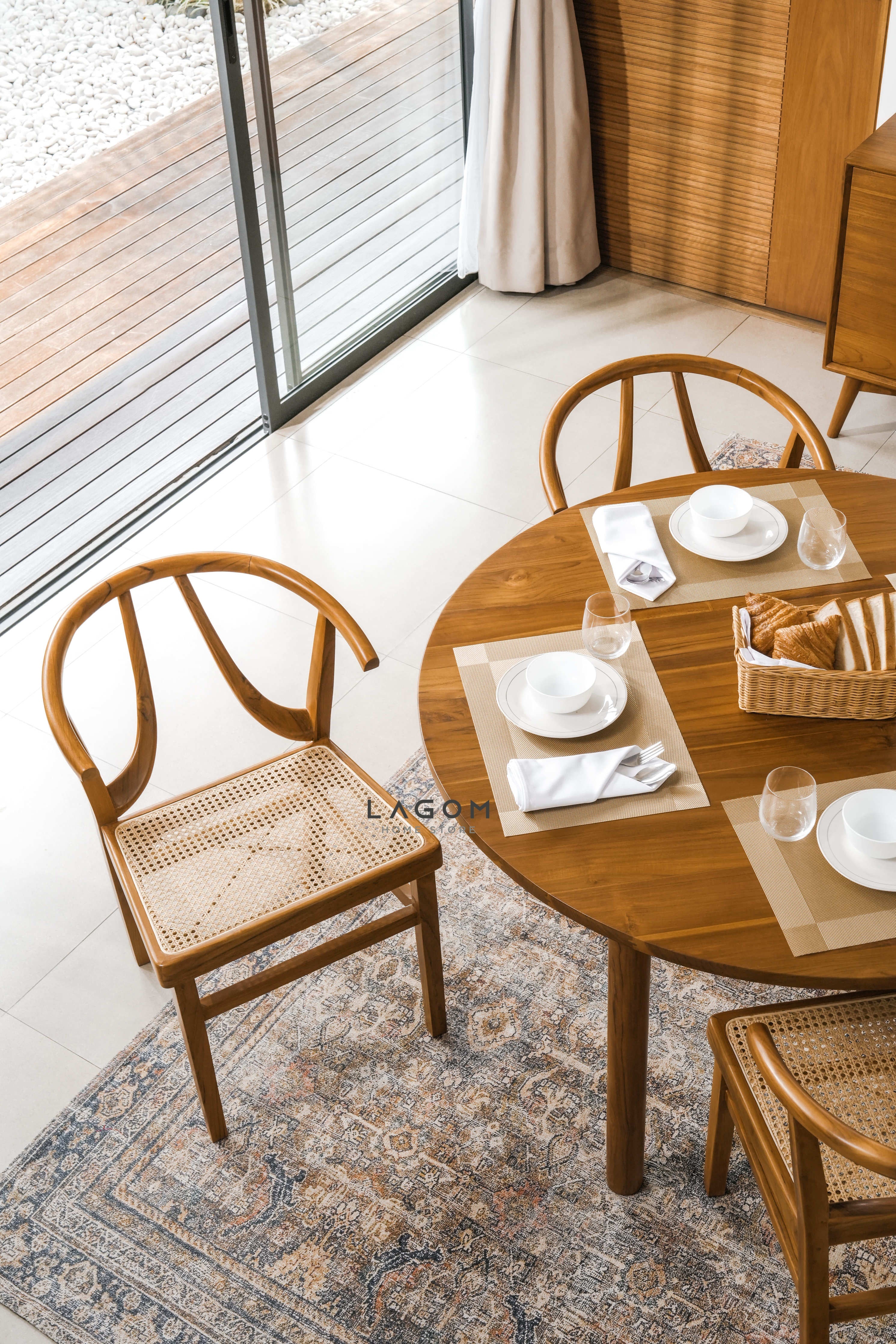 Set Meja Makan Bulat Kayu Jati dengan 4 Kursi Kombinasi Rotan Unik Dining Set Lagom Home Store Jati Furnitur Teak Furniture Jakarta