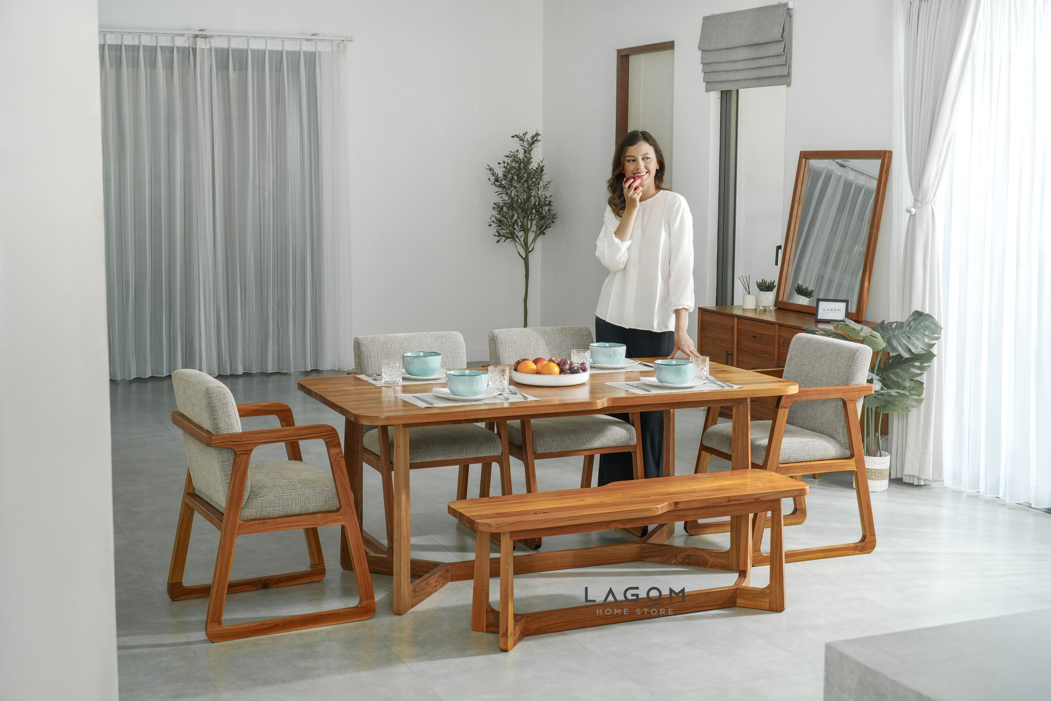 Set Meja Makan Unik Kayu Jati dengan 4 Kursi dan 1 Bangku Dining Set Lagom Home Store Jati Furnitur Teak Furniture Jakarta