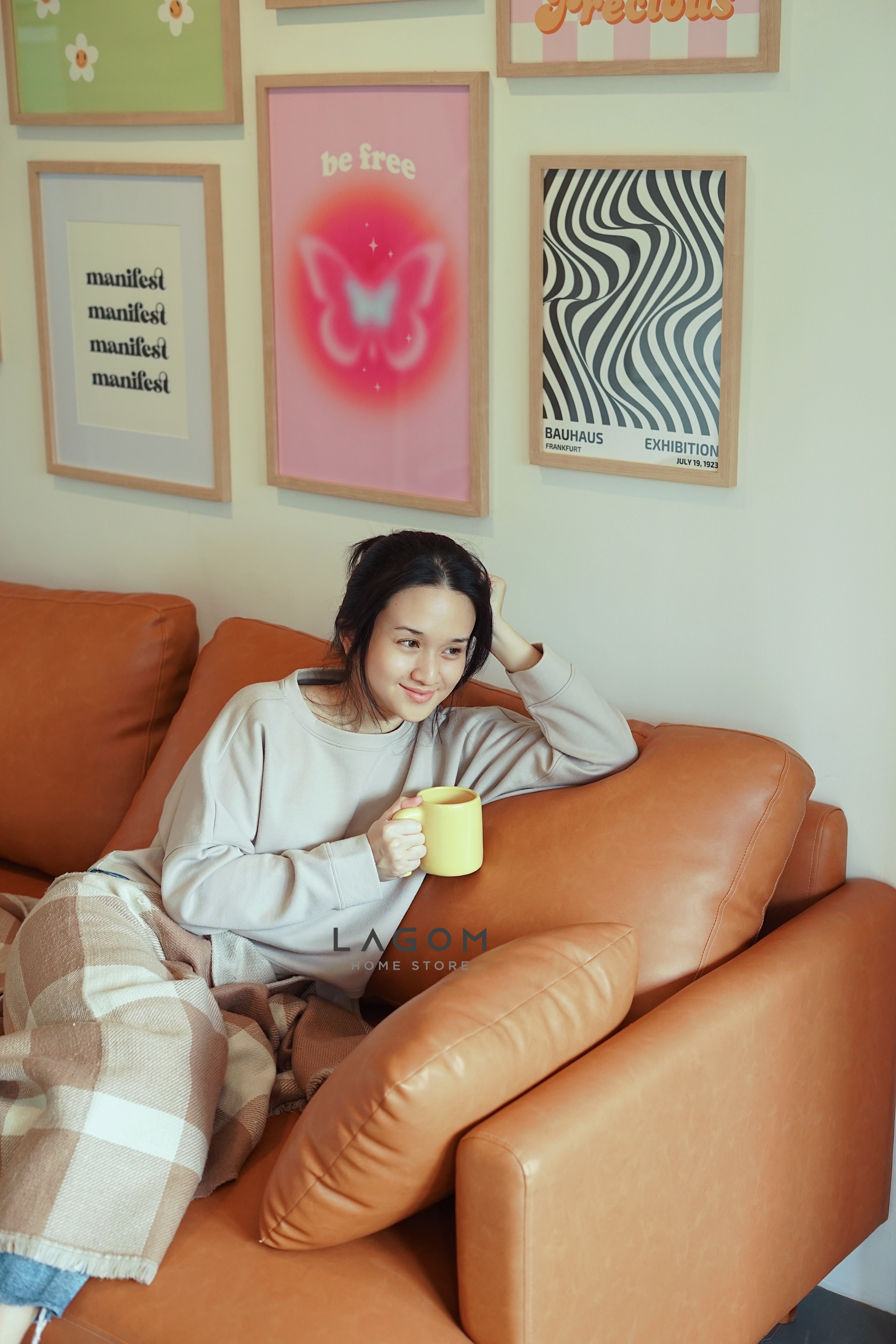 Sofa Keluarga Desain Elegan dari Kayu Jati dan Faux Leather Sofa Lagom Home Store Jati Furnitur Teak Furniture Jakarta