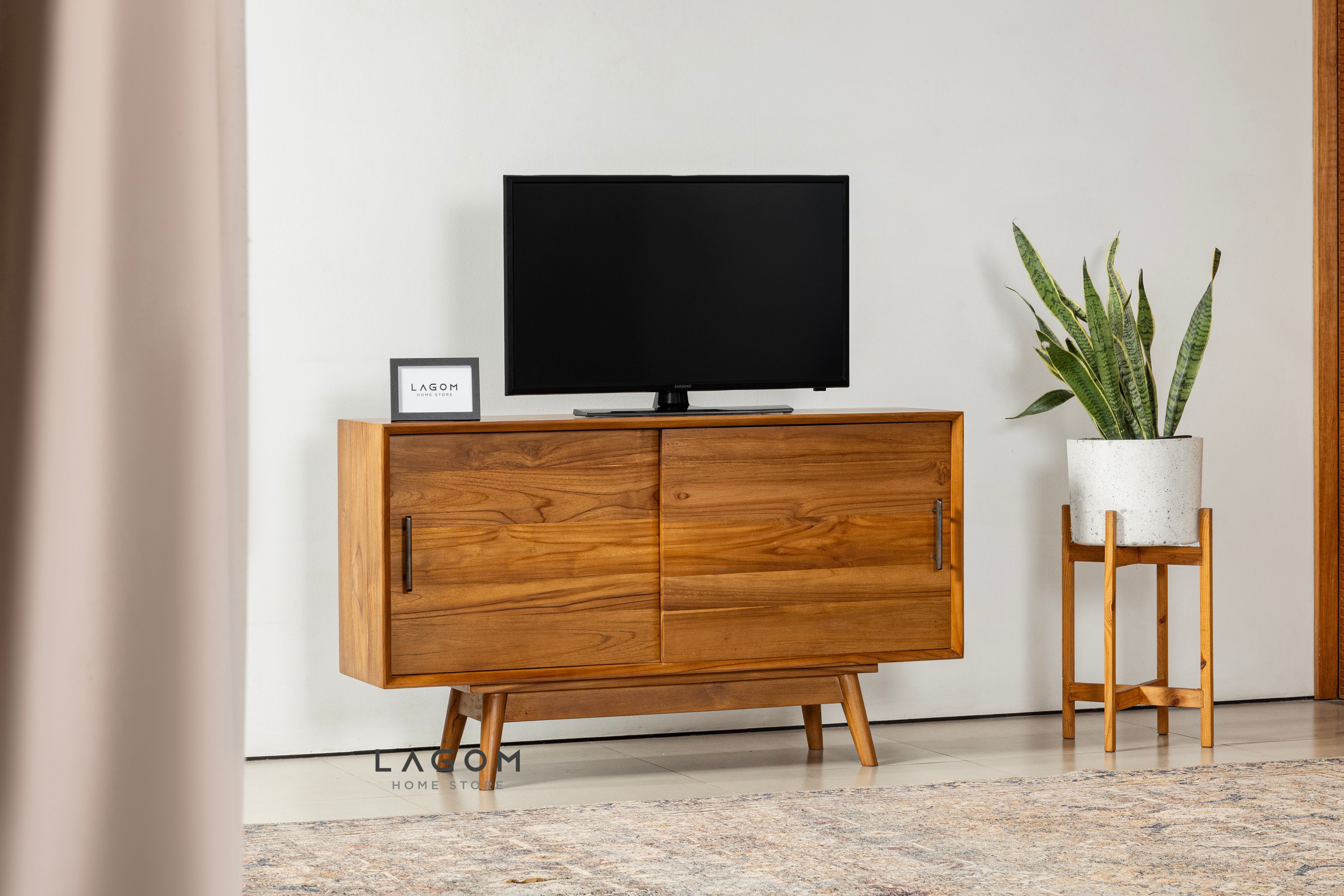 Meja TV/Meja Konsol dengan Pintu Geser dari Kayu Jati - Panjang 122 cm TV Cabinet Lagom Home Store Jati Furnitur Teak Furniture Jakarta