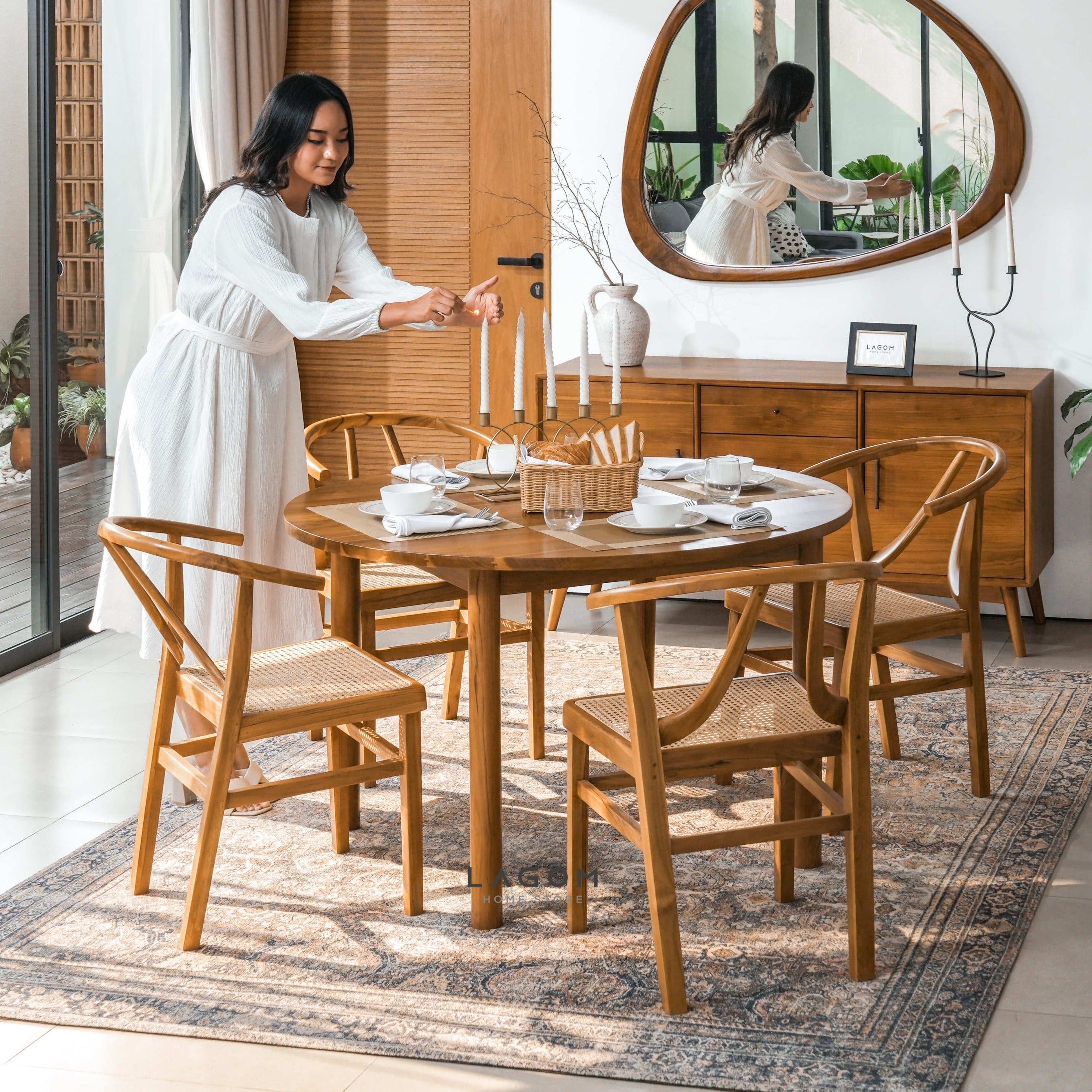 Set Meja Makan Bulat Kayu Jati dengan 4 Kursi Kombinasi Rotan Unik Dining Set Lagom Home Store Jati Furnitur Teak Furniture Jakarta