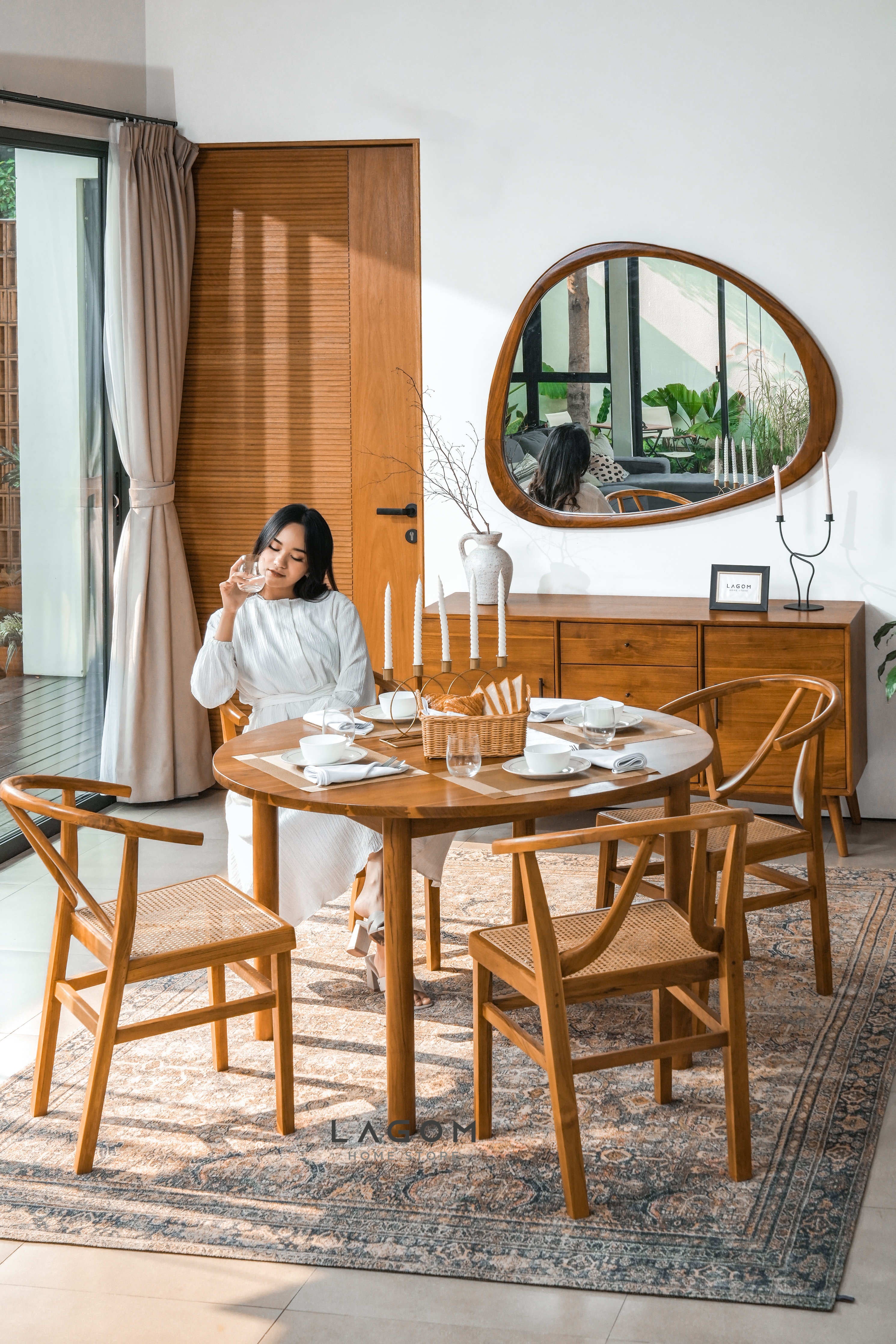 Set Meja Makan Bulat Kayu Jati dengan 4 Kursi Kombinasi Rotan Unik Dining Set Lagom Home Store Jati Furnitur Teak Furniture Jakarta