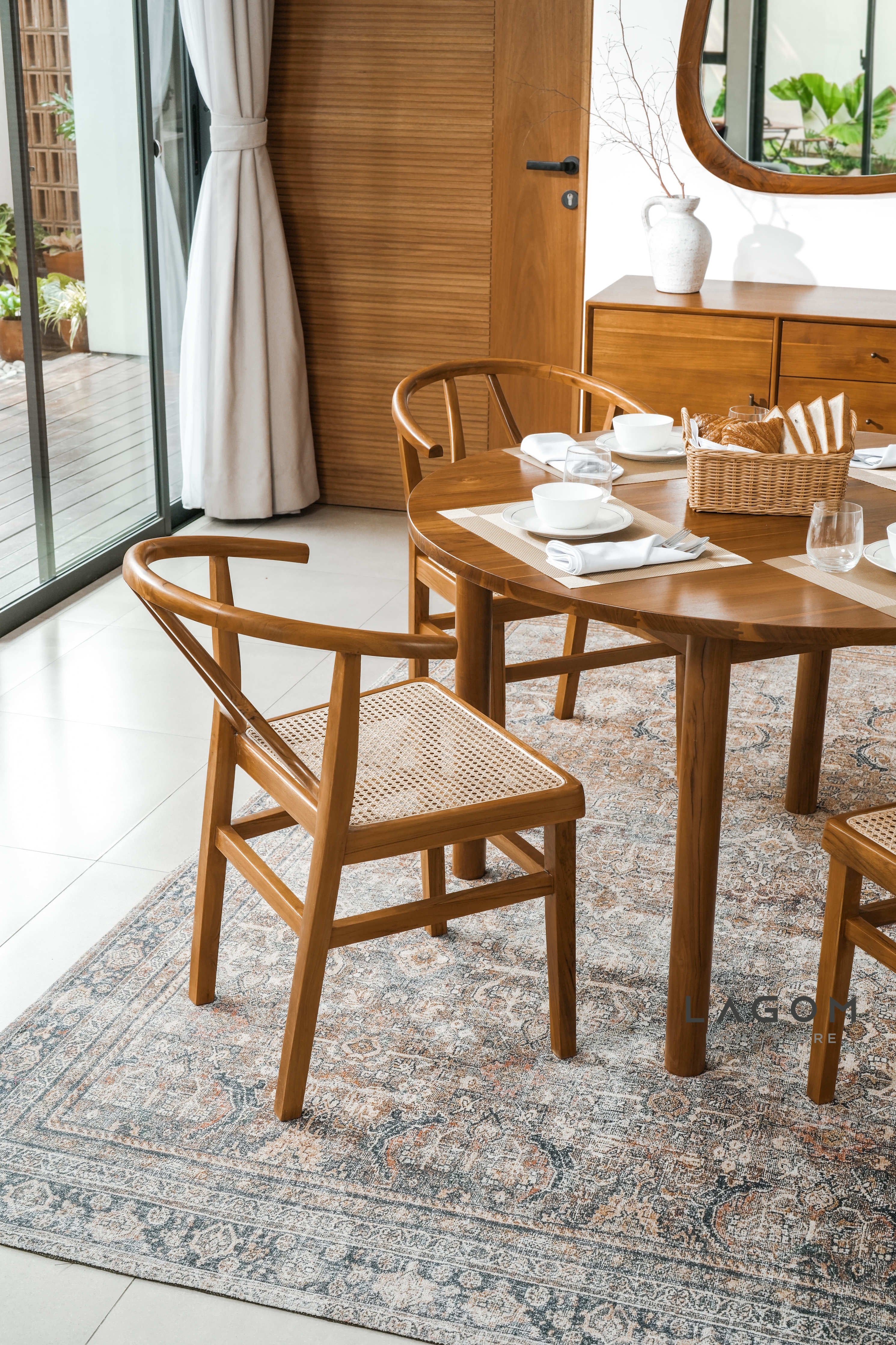 Set Meja Makan Bulat Kayu Jati dengan 4 Kursi Kombinasi Rotan Unik Dining Set Lagom Home Store Jati Furnitur Teak Furniture Jakarta